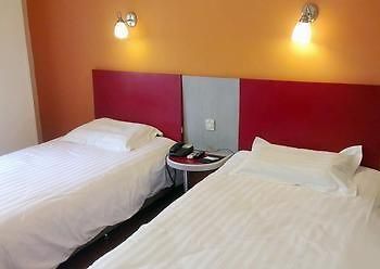 Motel 168 Shanghai Pudong Huinan Metro Station Tesco מראה חיצוני תמונה